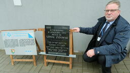 – Podjąłem jednak decyzję o tym, żeby jeszcze w tym tygodniu powiesić tablicę, w miejscu, w którym była wmurowana. Oczywiście jeśli Gmina Żydowska będzie chciała przenieść ją na proponowane przeze mnie lub inne miejsce to chętnie to zrobimy. Rozmawialiśmy już na ten temat z przewodniczącym Gminy w sierpniu bieżącego roku – mówi Tadeusz Duszyński