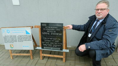 – Podjąłem jednak decyzję o tym, żeby jeszcze w tym tygodniu powiesić tablicę, w miejscu, w którym była wmurowana. Oczywiście jeśli Gmina Żydowska będzie chciała przenieść ją na proponowane przeze mnie lub inne miejsce to chętnie to zrobimy. Rozmawialiśmy już na ten temat z przewodniczącym Gminy w sierpniu bieżącego roku – mówi Tadeusz Duszyński