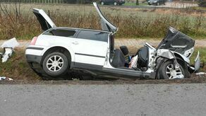 Rozbity VW z urwanym dachem. Policja: „zbyt duża prędkość”