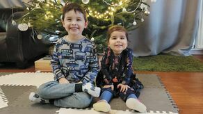 Mikołaj i Nina czekają na prezenty