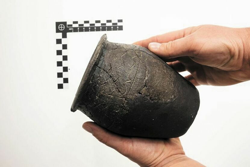 Urna naczynie gliniane odkryte w nasypie kurhanu 35 z VIII wieku