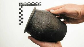 Urna naczynie gliniane odkryte w nasypie kurhanu 35 z VIII wieku