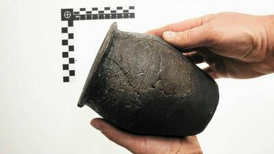 Urna naczynie gliniane odkryte w nasypie kurhanu 35 z VIII wieku