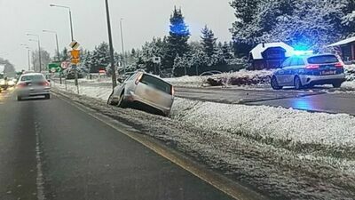 Ford w rowie. Warunki na drogach zaskakują niektórych kierowców