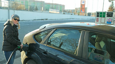 Pani Jolanta korzysta ze stacji przy Carrefour przy al. Witosa w Lublinie: – Ta stacja jest jedną z tańszych. Dlatego często tutaj przyjeżdżam i tankuję do pełna – mówi