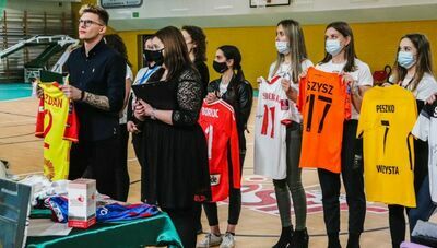 Jedną z atrakcji Świątecznego Charytatywnego Turnieju Piłkarskiego „Gramy dla Weroniki” była licytacja koszulek znanych piłkarzy