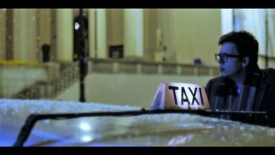 Kadr z filmu Grzegorza Linkowskiego: Taksówkarz – cichy bohater Grudnia”