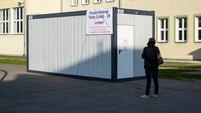 Osoby mieszkające z kimś kto otrzyma dodatni wynik zakażenia koronowirusem, żeby nie trafić na kwarantannę będą musiały wykonać test stwierdzający, że nie są zakażone