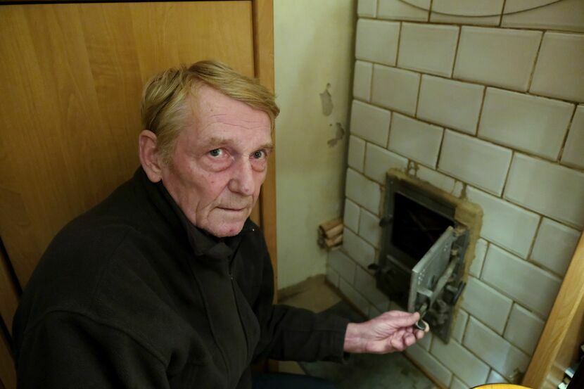 – Nikt nie liczy się z tym, że tu głównie emeryci mieszkają. Że nas na ogrzewanie prądem nie stać – mówi Zbigniew Soboń