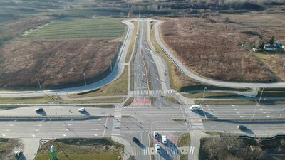 Przedłużenie ul. Zelwerowicza pobiegnie od widocznego na zdjęciu skrzyżowania z ul. Bohaterów Września do ul. Sławinkowskiej, gdzie planowane jest rondo