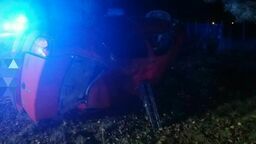 Trudne warunki na drodze i szybka jazda zakończona dachowaniem