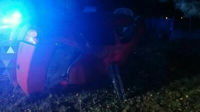 Trudne warunki na drodze i szybka jazda zakończona dachowaniem