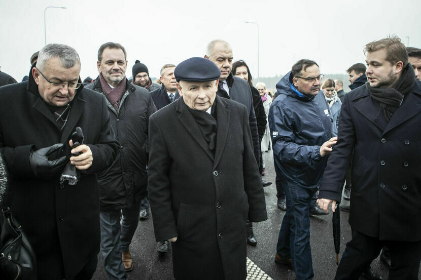 Ryszard Montusiewicz (w kurtce TVP) wśród polityków PiS podczas niedawnego otwarcia nowych części drogi S19