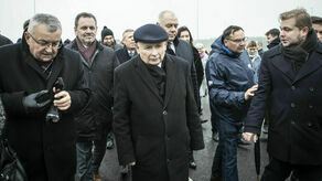 Ryszard Montusiewicz (w kurtce TVP) wśród polityków PiS podczas niedawnego otwarcia nowych części drogi S19