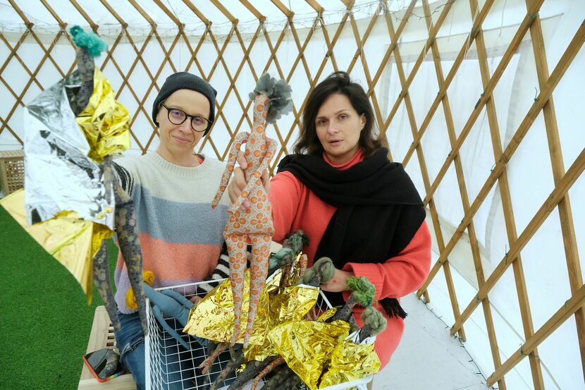 Izabela Śliwa i Dominika Krzyżanowska z niewielką częścią przedmiotów, które można kupić na rozpoczętym wczoraj kiermaszu