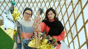 Izabela Śliwa i Dominika Krzyżanowska z niewielką częścią przedmiotów, które można kupić na rozpoczętym wczoraj kiermaszu