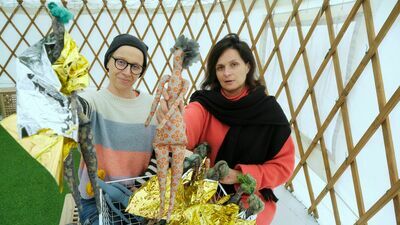 Izabela Śliwa i Dominika Krzyżanowska z niewielką częścią przedmiotów, które można kupić na rozpoczętym wczoraj kiermaszu