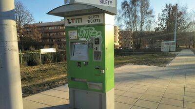 Od 1 stycznia nie skorzystamy z części ulicznych automatów do sprzedaży biletów. Chodzi o urządzenia, które nie są własnością miasta, tylko zewnętrznych firm otrzymujących prowizję od sprzedanych biletów. Taki automat można spotkać np. obok pętli przy os. Poręba,