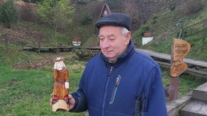 Zbigniew Czerwonka, sołtys Dańczypola z Frasobliwym od anonimowego darczyńcy