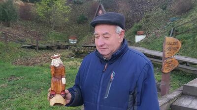 Zbigniew Czerwonka, sołtys Dańczypola z Frasobliwym od anonimowego darczyńcy