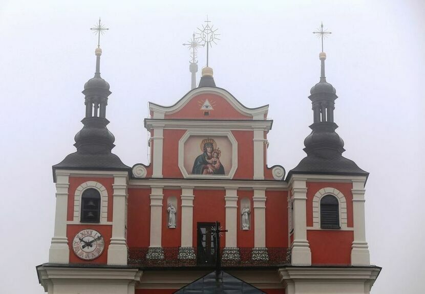 Elewacja frontowa kościoła w Janowie Lubelskim po zakończeniu prac konserwatorskich <br />
<br />
