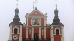 Elewacja frontowa kościoła w Janowie Lubelskim po zakończeniu prac konserwatorskich 

