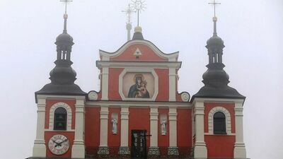 Elewacja frontowa kościoła w Janowie Lubelskim po zakończeniu prac konserwatorskich 

