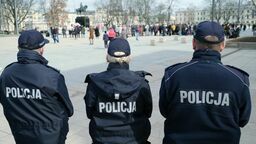 Jak wynika z informacji policyjnych związkowców, funkcjonarisze z komend powiatowych dostaną średnio po 3990 zł. Policjanci z KWP Policji w Lublinie mogą liczyć na 4300 zł. Najmniejszy dodatek do pensji to 3000 zł (wszystkie kwoty brutto)
