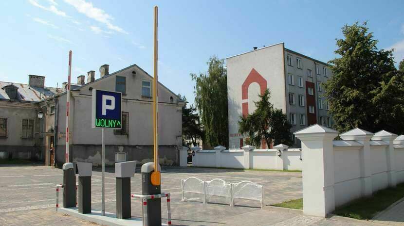 Płatne parkowanie obowiązuje od 2018 roku na specjalnym parkingu przy Urzędzie Miasta. Powstał on z myślą o petentach magistratu