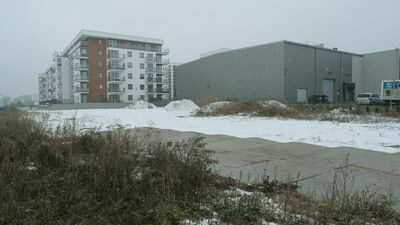 Grunt między budynkiem przy Zemborzyckiej 77 a blokiem mieszkalnym przy Wolińskiego 28. Lubelski deweloper Sylwester Lalak chce wybudować tu kolejny blok