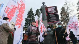 Dzisiejsza pikieta związkowców i pracowników UMCS przed Pomnikiem Marii Curie-Skłodowskiej w sprawie podwyżek wynagrodzeń zgromadziła około 70. osób