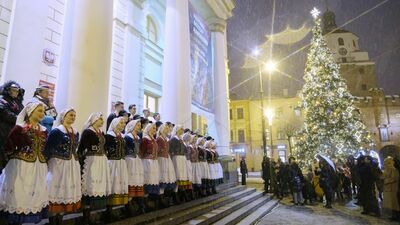Choinka przed Ratuszem już oświetlona. Tak wygląda świąteczny Lublin