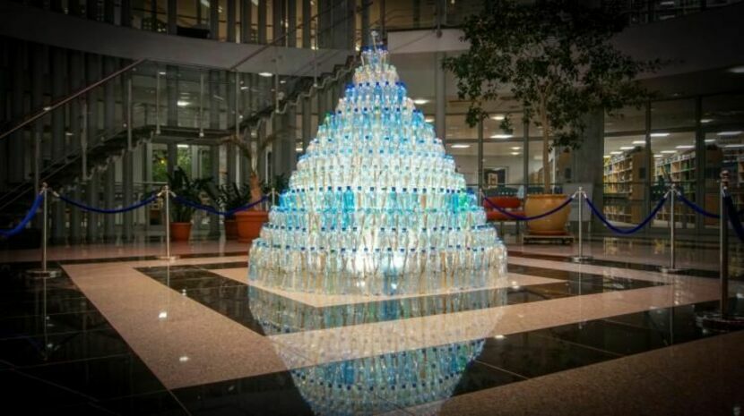 Konstrukcja składa się z ponad 620 półtoralitrowych butelek, mierzy ponad 2 metry i waży około 26 kg.