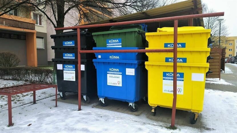 Firma KOMA, która od stycznia przejmuje wywóz odpadów, dostarczyła już pojemniki na osiedla. Teraz to do nich należy wyrzucać odpady, zamiast do kontenerów firmy Pre Zero