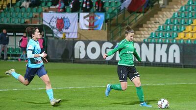 Klaudia Lefeld (z piłką) to jedna z liderek Górnika Łęczna