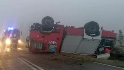 Wóz strażacki wpadł w poślizg i dachował. Trzech strażaków w szpitalu