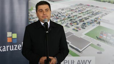 Wynagrodzenie prezydenta Puław pod koniec 2018 roku ustalone zostało przez radnych na 9 798 zł brutto. Jeśli radni przyjmą projekt uchwały o podwyżce, pensja Pawła Maja wzrośnie o ponad trzy czwarte 