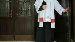 Czy ksiądz chodzący po kolędzie powinien mieć paszport covidowy