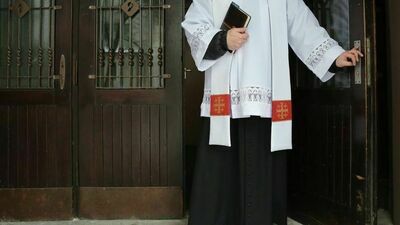 Czy ksiądz chodzący po kolędzie powinien mieć paszport covidowy