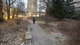 Dla jednych sąsiadów ten skwer jest miejscem spacerów, dla innych drogą na skróty. Dla dewelopera może być szansą na pomnożenie pieniędzy