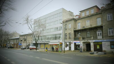 • Pralnia chemiczna, lombard, tkaniny, suknie ślubne, artykuły fryzjerskie, jubiler, lampy, garmażerka – Zamojska wraz z przyległymi ulicami (Miła, Wesoła, Rusałka) to wciąż handlowe centrum Lublina

• Spółka Impensa Invest (Karol Bąk, Michał Lenarczyk) przerabia właśnie blisko 50-letni modernistyczny budynek Domu Handlowego Rusałka na mieszkania. Poprzedni właściciel nieruchomości - istniejące od dwóch dekad Przedsiębiorstwo Handlowo-Usługowe DOMAR SA też przestaje istnieć. Od sierpnia firma jest w likwidacji