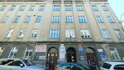 Miejskie budynki po dawnym ZOZ-ie, wynajmowane przez miasto medykom, znajdują się przy Łabędziej 6, Kaprysowej 7, Weteranów 11, Staszica 22, Odlewniczej 3, al. Kompozytorów Polskich 8a, Hipotecznej 4 (na zdjęciu), Juranda 9, Jutrzenki 6, Mieszka I 4, Tymiankowej 7, Wallenroda 15, Zana 14, Niepodległości 9, al. Piłsudskiego 17, Nałkowskich 114, Krężnickiej 125, Róży Wiatrów 1 oraz Zdrowej 14