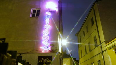 Na staromiejskiej ul. Olejnej można już oglądać neon z kanapką spadającą masłem na dół