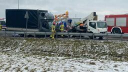 Potężny wypadek w Kurowie. Dostawcze renault wjechało w drogowców