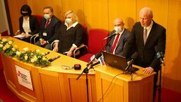  Podczas 16-godzinnego zabiegu przeszczepili mu: krtań, tchawicę, gardło, przełyk, tarczycę, przytarczyce, przednią ścianę szyi i kość gnykową.