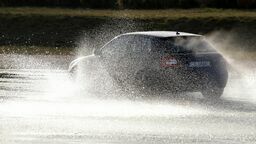 Poślizgi, dachowanie. Mikołajki na torze w Lublinie