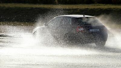 Poślizgi, dachowanie. Mikołajki na torze w Lublinie