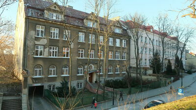 Władze miasta liczą na to, że sytuację poprawi planowana przez Ratusz likwidacja podstawówki przy ul. Szkolnej. Jej budynek (ten jaśniejszy, z prawej strony) miałby się stać dodatkową siedzibą IV Liceum Ogólnokształcącego, której gmach (ciemniejszy z lewej strony) jest już dla niej za ciasny