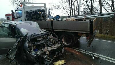 Ciężarówka zmiażdżyła osobowe renault. Volkswagen wjechał w budynek