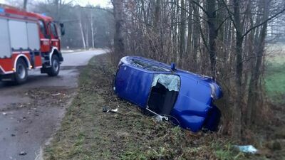 Wypadek w Kocku. Rozpędzony seat uderzył w drzewo